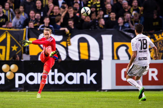 s målvakt Patrik Carlgren med en utspark