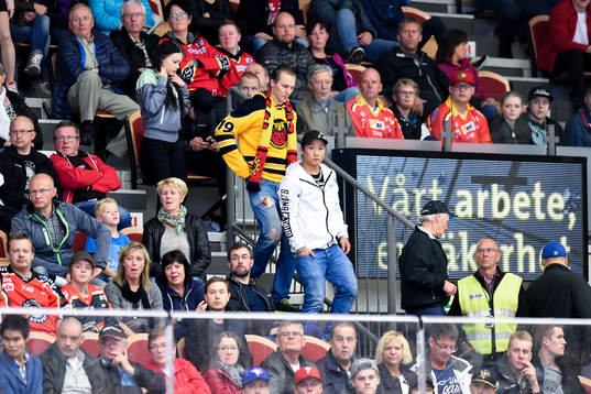 Delar av publiken lämnade arenan innan matchen var slut