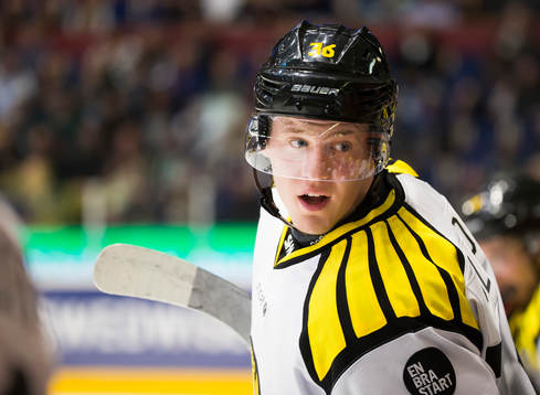 Brynäs Linus Ölund nder ishockeymatchen i SHL mellan