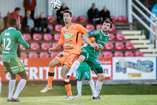 Varbergs Peter Nyström (v) och Ljungskiles Aleksandar Kitic
