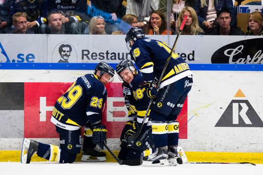 s Anton Bengtsson (i) tas om hand av HV71:s Chris Abbott