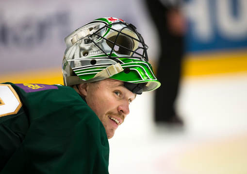 Färjestads målvakt Justin Pogge med mask i pannan