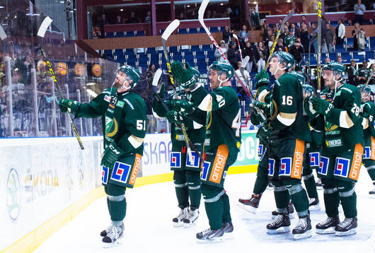 Färjestads spelar jublar tackar supportrarna på