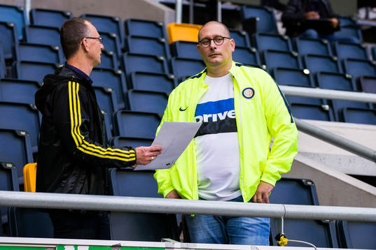 Jonas Galotta på läktaren innan fotbollsmatchen i