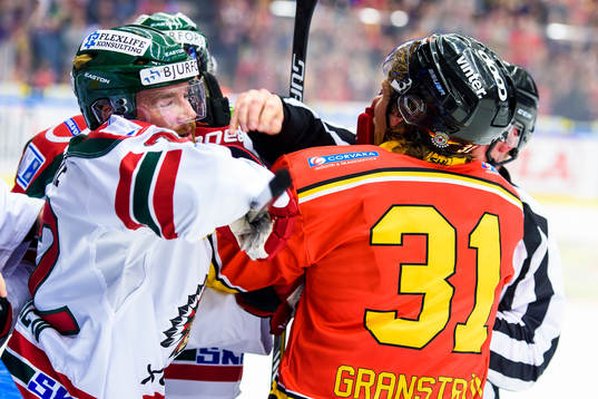 Frölundas Robin Figren och Luleås Jonathan Granström i