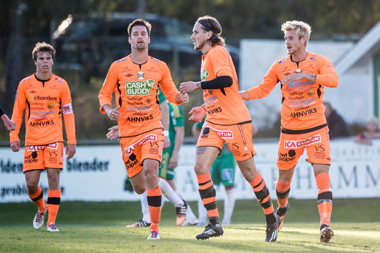 Varbergs David Johannesson har gjort 1-1 och jublar med
