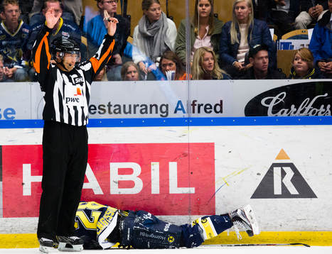s Anton Bengtsson blivit tacklad av Växjös Cory Murphy