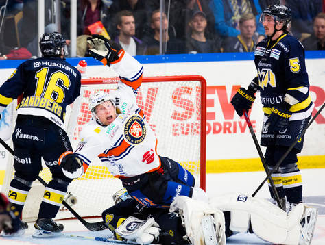 s Filip Sandberg, målvakt Fredrik Pettersson-Wentzel och