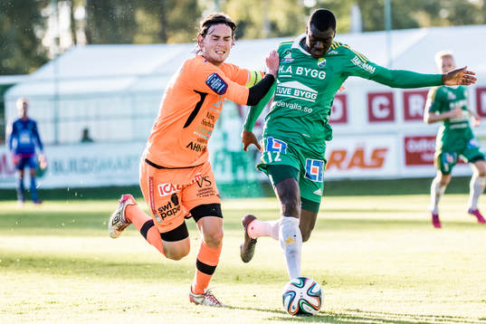 Ljungskiles Ken Sema med bollen före Varbergs Robin
