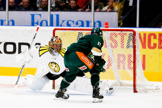 Färjestads Robbie Earl kommer fri mot Brynäs målvakt