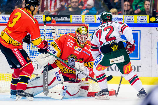 Luleås målvakt Joel Lassinantti räddar ett skott