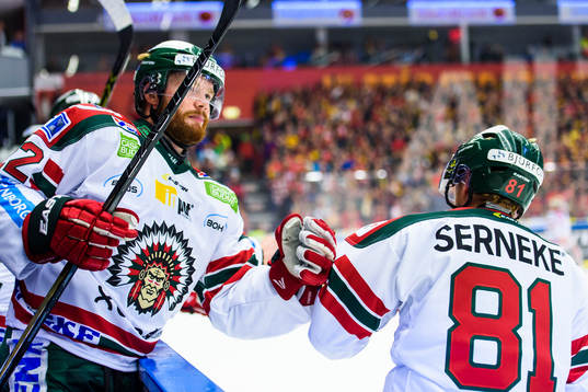 Frölundas Robin Figren och Ryan Lasch jublar