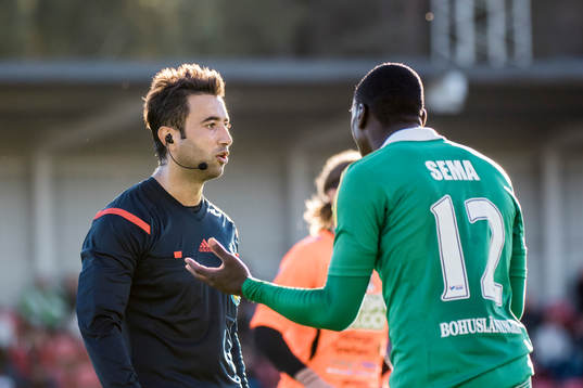 Ljungskiles Ken Sema i diskussion med domare Diako Behnam