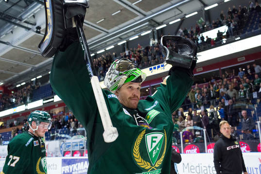 Färjestads målvakt Justin Pogge firar segern