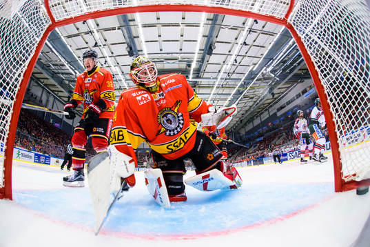 Luleås Lennart Petrell och målvakt Joel Lassinantti deppar