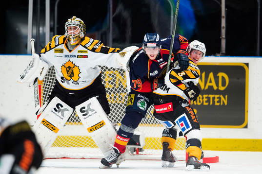 Djurgårdens Adam Ollas Mattsson framför Skellefteås