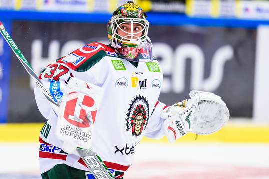 Frölundas målvakt Johan Gustafsson på uppvärmningen