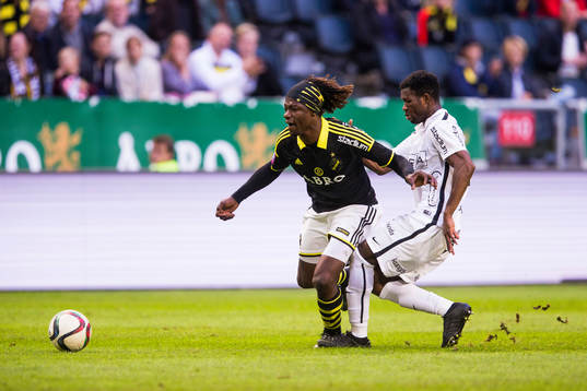 s Mohamed Bangura går omkull