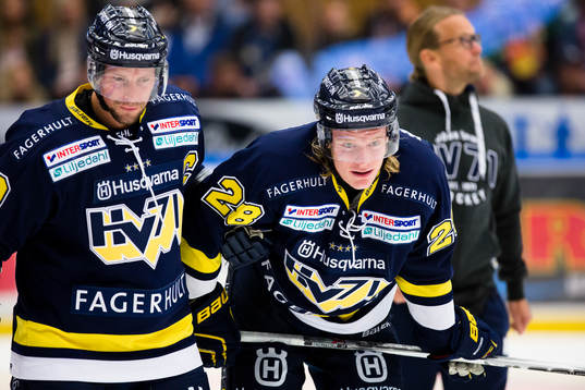 s Anton Bengtsson (i) leds av isen av HV71:s Chris Abbott