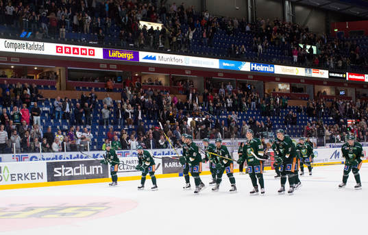 Färjestads Rspelare jublar och tackar supportrarna på