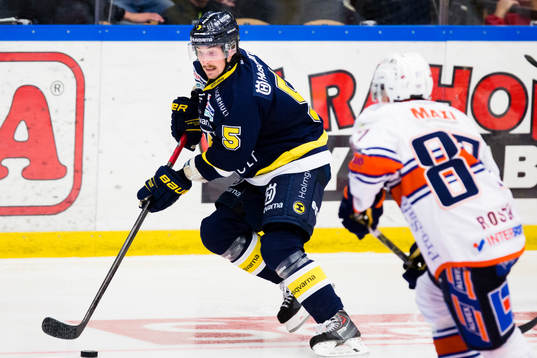 s Adam Almquist med pucken mot Växjös Robert Rosén