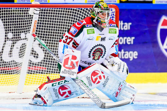 Frölundas målvakt Johan Gustafsson på uppvärmningen