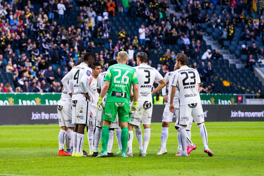 Häckens spelare samlar sig