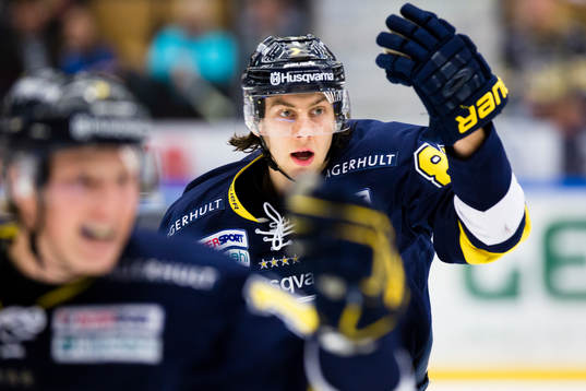 s Erik Andersson och Kevin Stenlund vinkar för byte
