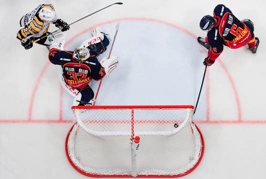 Skellefteås Janne Pesonen ser hur 1-1 pucken går in bakom
