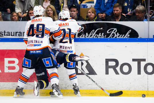 s Anton Bengtsson (i) blir tacklad av Växjös Cory Murphy