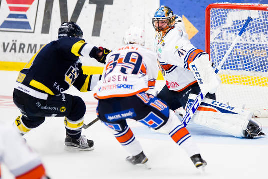 s Simon Önerud gör 3-1 bakom Växjös målvakt Cristopher