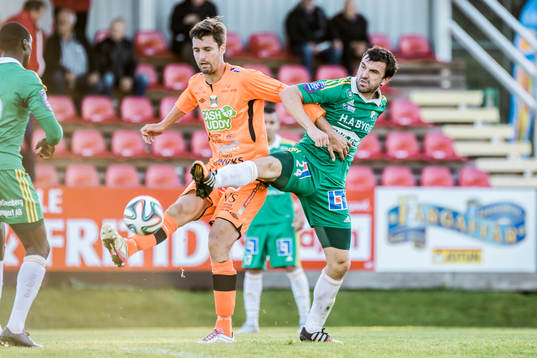 Varbergs Peter Nyström (v) och Ljungskiles Aleksandar Kitic