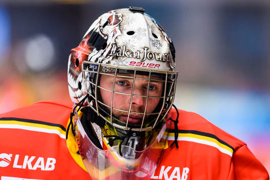 Luleås målvakt Daniel Larsson på uppvärmningen