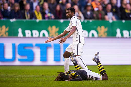 s Mohamed Bangura går omkull