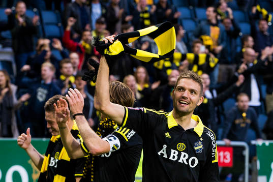 s Jos Hooiveld firar med supportrarna