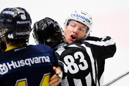 s Ryan O´Byrne i gruff med Växjös Gustav Rydahl