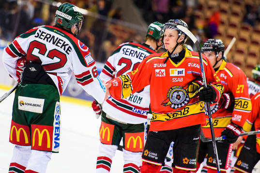 Spelarna tackar varandra
