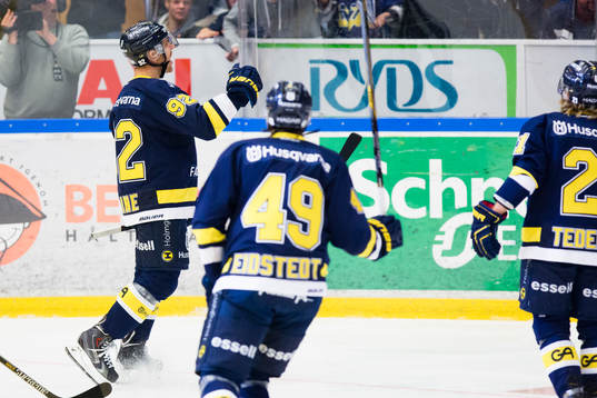 s Teemu Laine, Axel Eidstedt och Mattias Tedenby jublar