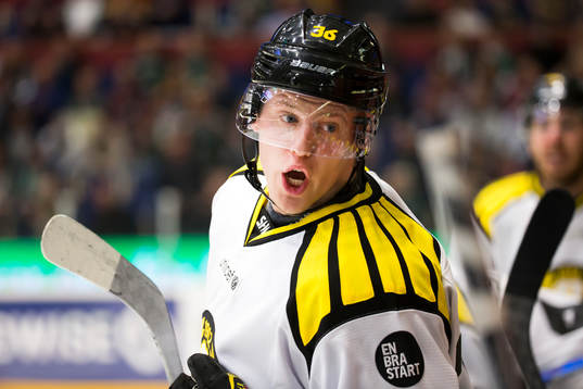 Brynäs Linus Ölund nder ishockeymatchen i SHL mellan