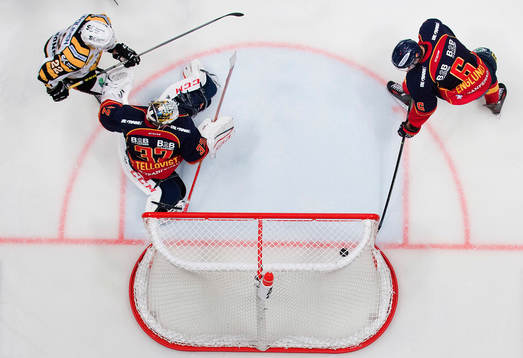 Skellefteås Janne Pesonen ser hur 1-1 pucken går in bakom
