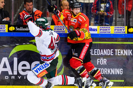 Frölundas Christoffer Persson blir tacklad av Luleås