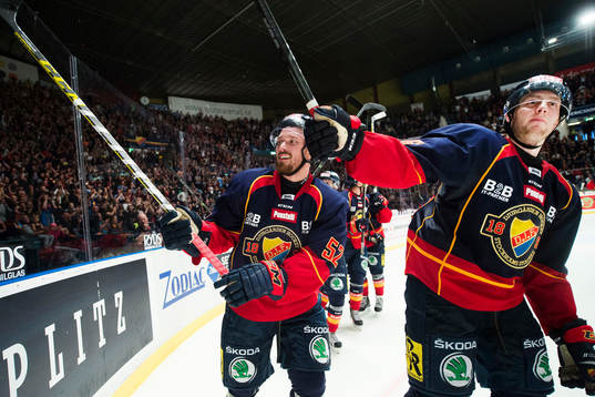 Djurgårdens Mikael Ahlén och Robin Norell jublar med