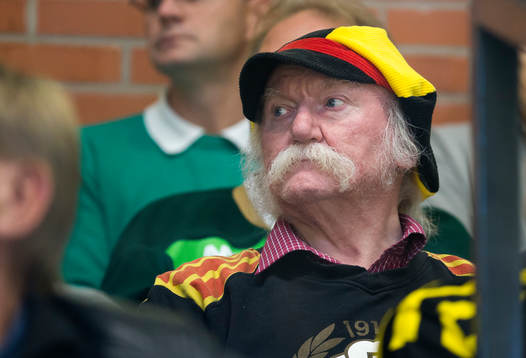 Brynäs trogna supporter "Stisse" på läktaren