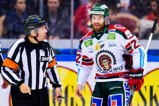 Frölundas Robin Figren pratar med domare Volmer Edqvist
