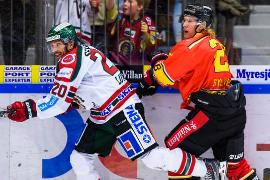 Frölundas Joel Lundqvist tacklar Luleås Emil Sylvegård