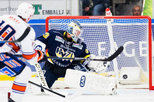 s målvakt Fredrik Pettersson-Wentzel (h) räddar skott