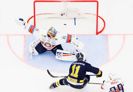 s Simon Önerud (i) gör 3-1 bakom Växjös målvakt