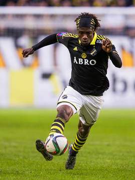 s Mohamed Bangura med bollen