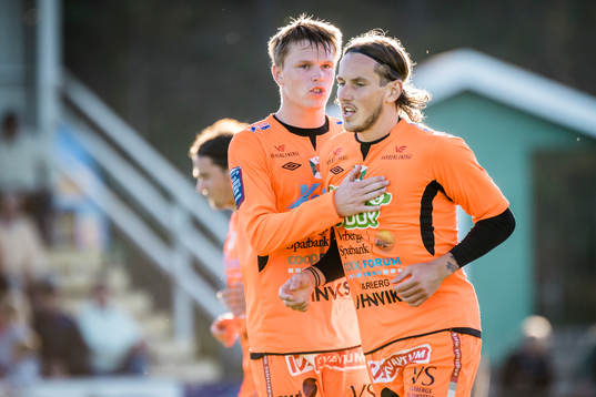 Varbergs David Johannesson (h) har gjort 1-1 och jublar med