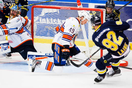 s Teemu Laine (h) gör 2-1 bakom Växjös målvakt